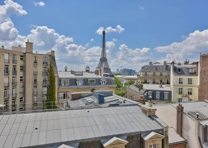 With A Panoramic View Of The Eiffel Tower Διαμέρισμα