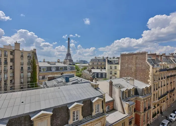 With A Panoramic View Of The Eiffel Tower * Parigi